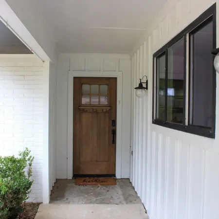 Newly Remodeled Farmhouse, 12 Minute Walk to Campus. 3Bd 3ba with Bonus Room