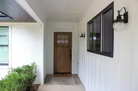 Newly Remodeled Farmhouse, 12 Minute Walk to Campus. 3Bd 3ba with Bonus Room