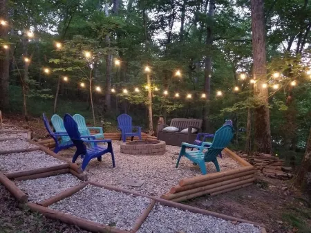 Charming 4-bedroom chalet with lake access in enchanting Innsbrook.