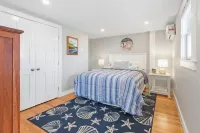 DIRECT OCEANFRONT YEAR ROUND!!! PRIVATE BEACH 2bedrm/2bath sleeps 6 park/4 cars Hotels in Truro