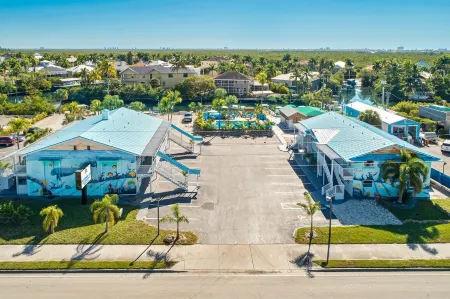 Latitude 26 Waterfront Resort and Marina Отели рядом с достопримечательностью «Pink Shell Beach Resort & Marina»