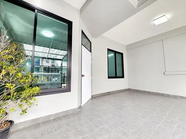 รูปภาพของIn the central of the city, close to convenience stores and transportation hubs.