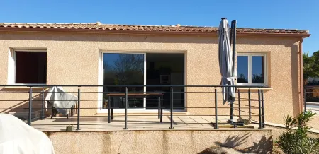 Single-storey 2-bedroom gite Отели рядом с достопримечательностью «Camping Les Cigales , 3 étoiles»