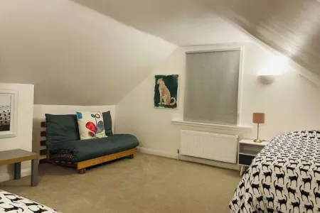 Spacious & Stylish 2 Storey, 3 Bed Apartment Отели в г. Грэйвсенд