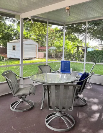 Charming 2-bedroom house in lovely Clewiston with boat parking available. Отели в г. Кльюистон