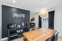 Cozy Mid Century Home 15 min from the beach