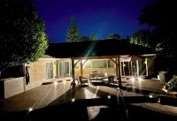 Charming poolside studio in Folsom with WiFi, AC