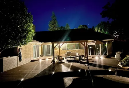 Charming poolside studio in Folsom with WiFi, AC Отели в г. Фолсом