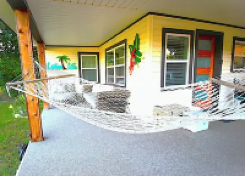 Charming and cozy. Vintage New Orleans vibe. Balcony view, hot tub and fire pit. 槍管城酒店