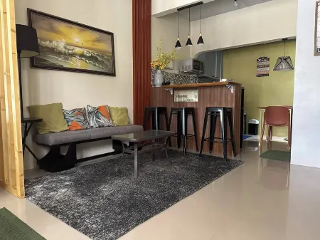 Cozy and Charming 2-bedroom townhouse located near Clark and Malls free parking