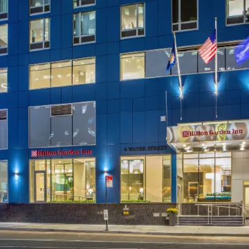 Hilton Garden Inn NYC Financial Center/Manhattan Downtown Отели рядом с достопримечательностью «Тенемент-музей»