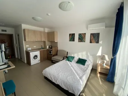 Admiral Plaza Studio With Pool View Отели в г. Санни-Бич