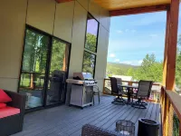 Brand new charming 3-bedroom house in marvelous Ronald with WiFi, AC, hot tub.