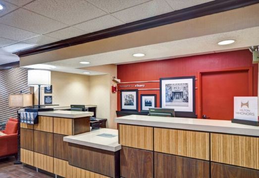 햄프턴 인 조식 공간