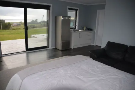 Ocean Views and Sunsets, a Spacious Studio Apartment Отели в г. Сивью