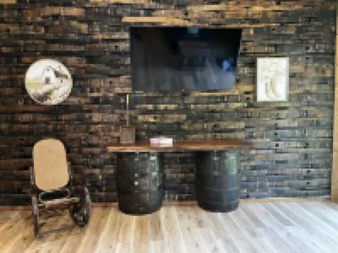 3-bedrooms, 2 bathrooms upstairs cabin in charming French Lick with AC