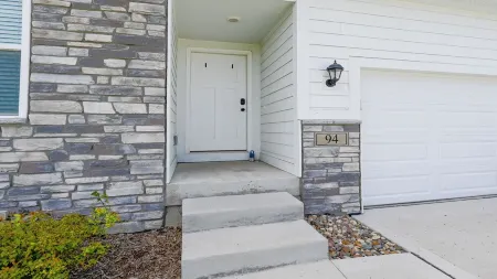 Charming 3-bedroom house with WiFi and AC in lovely Waukee