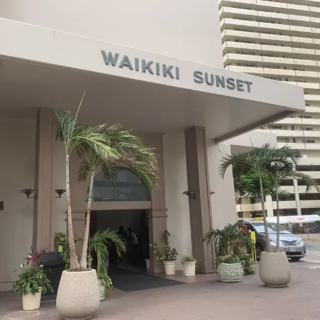 Waikiki 1Bd Condo with Free Parking Heated Pool Gym Central AC & Wifi