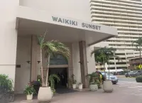 Waikiki Condo 5Min Walk to Beach Free Parking Pool AC