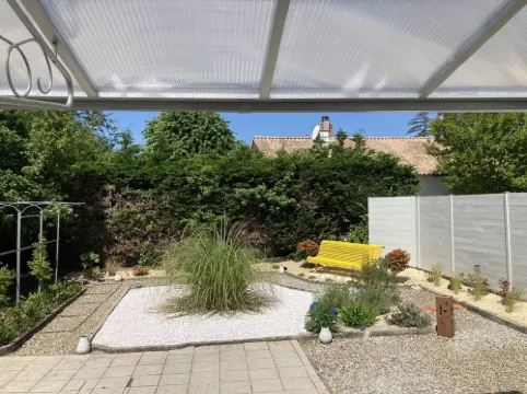 Authentic Charming 2 Bedroom House with Garden near City Center 索容酒店