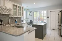 Shadow Bay Luxe Home with a Private Screened Pool near Universal Studios.