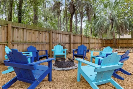 Underwater Home w/Game Room ~6 min to Stadium & Downtown / 2 King Beds &Fire Pit