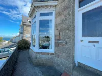 Stunning iconic harbour & sea views of St Ives, parking and 2 mins walk to town