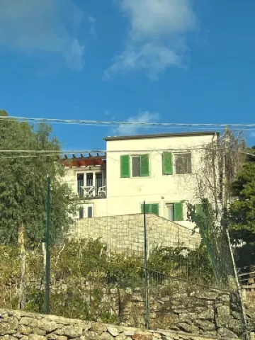 Cozy three-room apartment, pets allowed, beautiful sea view.