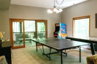 All-Season Mountain Retreat with Resort Access