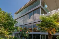 Die Villa Alvarium ist ein Moderner Bau im Bauhaus Stil in Schenna