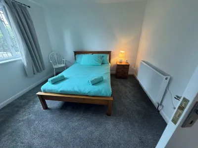 Thorpe Guest House 4 bedroom 2 bathroom near London Heathrow Airport Hotel in zona Staines Bridge