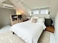 Charming Waterfront Home - Patio - AC - Projector - Kitchen - Shops - Dining