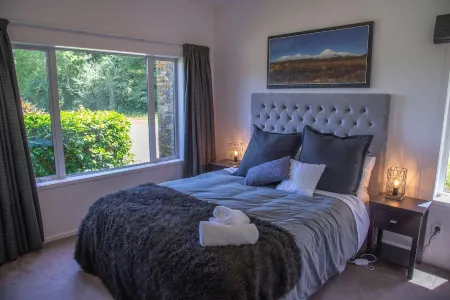 Warm, spacious & modern Ohakune retreat - private outdoor spa pool, free wifi