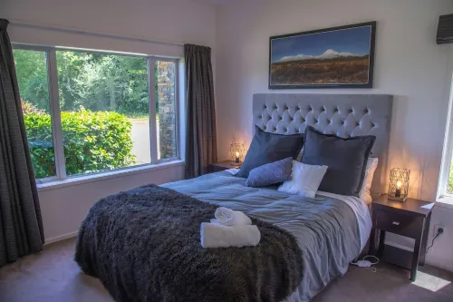 Warm, spacious & modern Ohakune retreat - private outdoor spa pool, free wifi