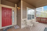 Charming Castle Rock 3BR 3BTH Ranch Style House Ideal for Longer Stays.