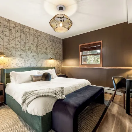 New 4BR Luxe Getaway Stunning Views/ Hot Tub/ Home Theater & Games- Pet Friendly 베일리 호텔