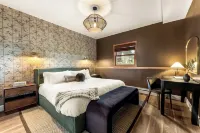 New 4BR Luxe Getaway Stunning Views/ Hot Tub/ Home Theater & Games- Pet Friendly -  Privatzimmer