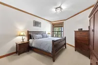 Big White Ski In Ski Out Condo with brand new hot tub! 스노우 고스트 익스프레스 주변 호텔