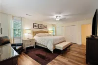 Cedar Cottage at Lake Guntersville Located a block from boat launch and park
