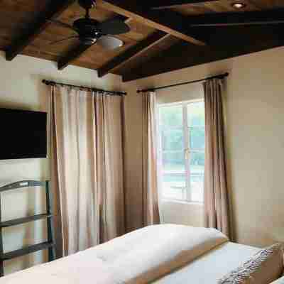1937 La Quinta Cove Casita, lovely private backyard with pool & hot tub Rooms