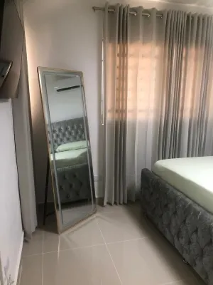 Chic Apt with Pool near Nightlife & Supermarkets โรงแรมใน