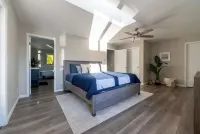 Charming 3-bedroom house with AC, WiFi in brilliant Lake George