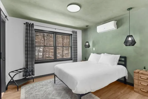 Cozy 4-Bedroom Modern Mountaintop Retreat in Jewett