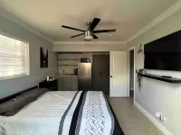 Luxurious little home! Hotels in Hialeah