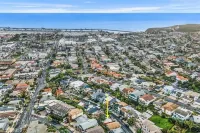 Cali beach living! Modern 2 BR home. Pet friendly. Walk to town, beaches, harbor
