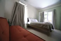 Charming 1-bedroom apartment in pleasant Galatas with AC, WiFi Hotels in Daratso