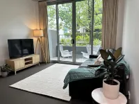 Modern Loft Retreat in Barton near Parliament House Hotels in Barton