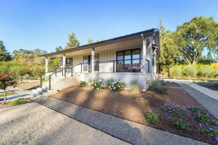 Luxury cottage minutes from Yountville with Pool/SPA Access