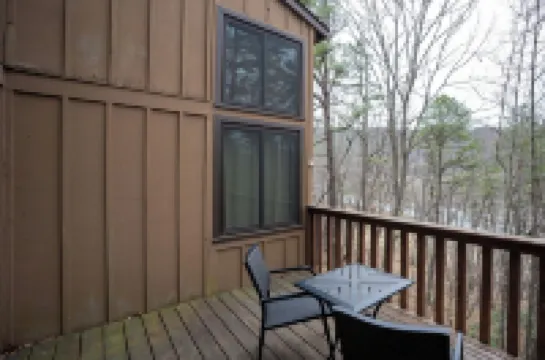 Charming 3-bedroom townhome with AC, WiFi in fabulous McGaheysville