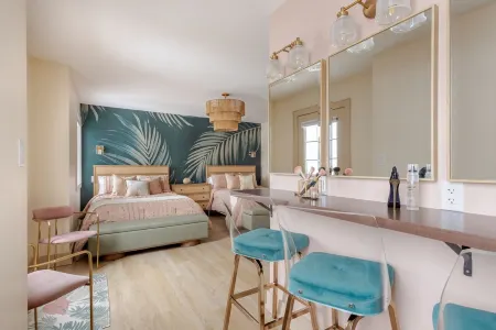 5min walk to beach! Perfect for a Girls Getaway, local wineries & restaurants!